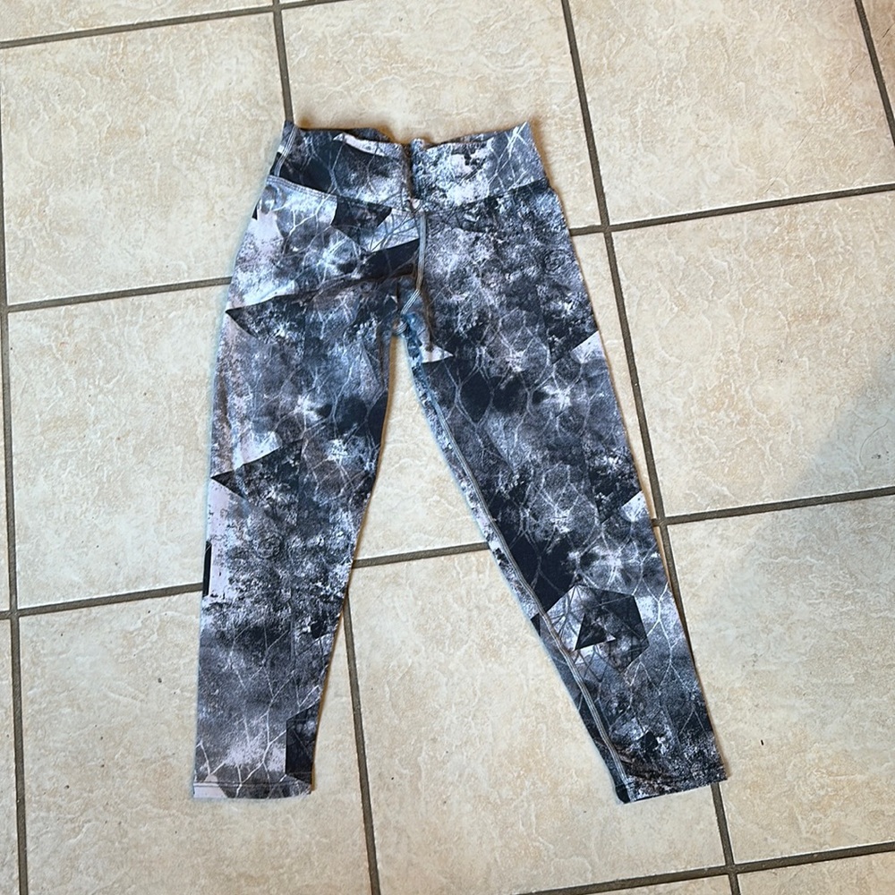 Donna Jo leggings size 4, black and white camo, 20” inseam